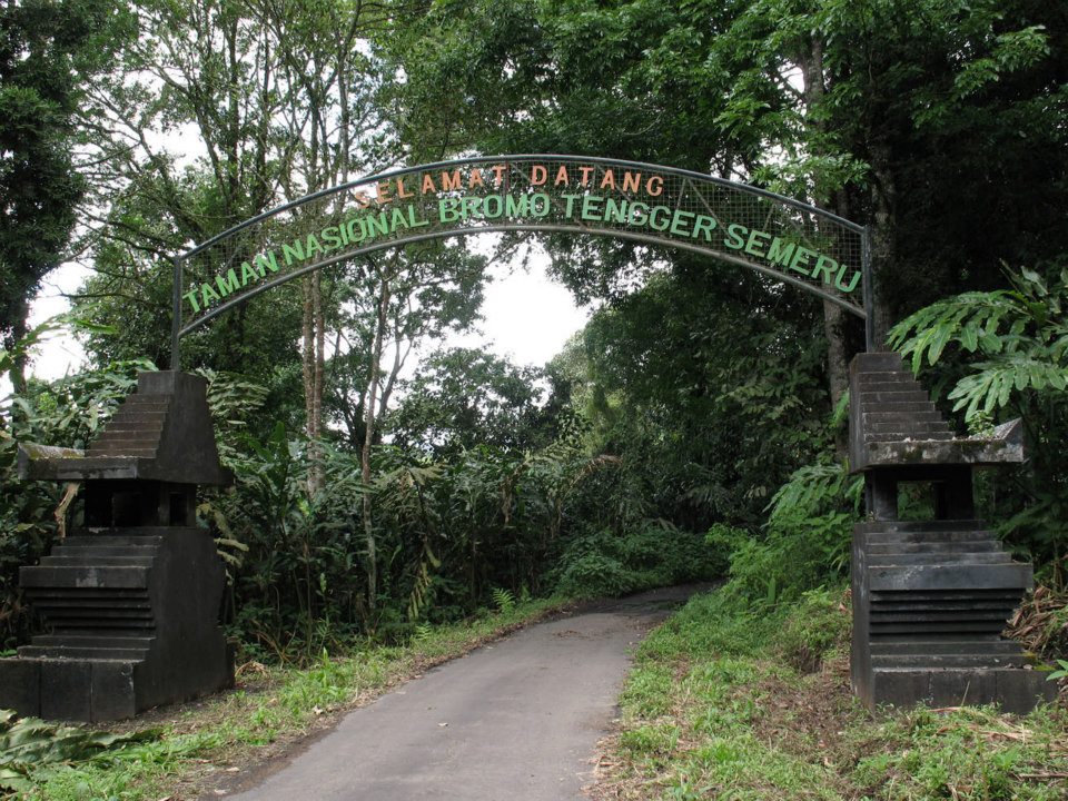 Gerbang selamat datang TNBTS. Sumber: Facebook Taman Nasional Bromo Tengger Semeru