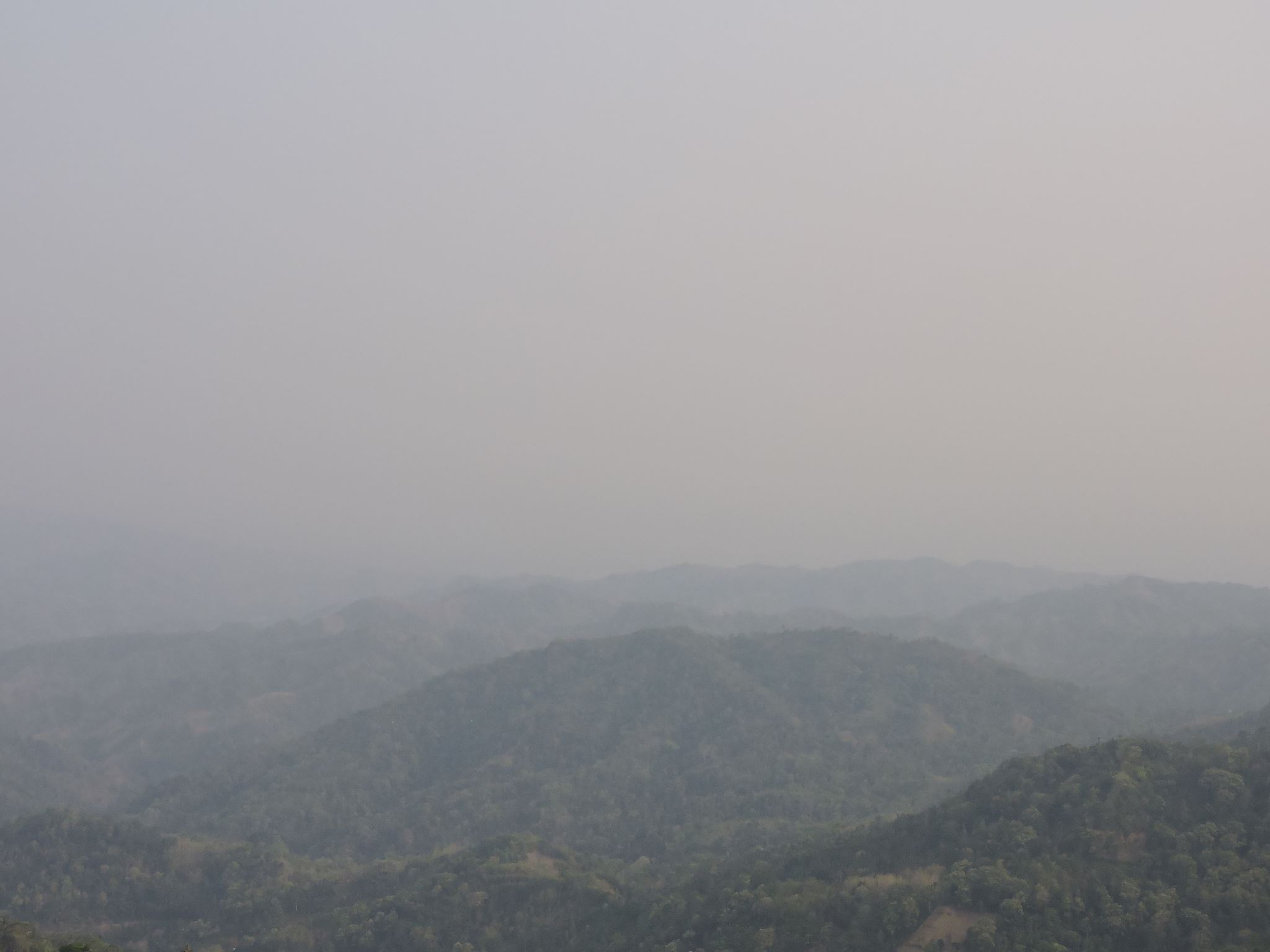 Asap yang terlihat jelas dari perkampunga di Dulamayo, Kabupaten Gorontalo. Foto: Christopel Paino