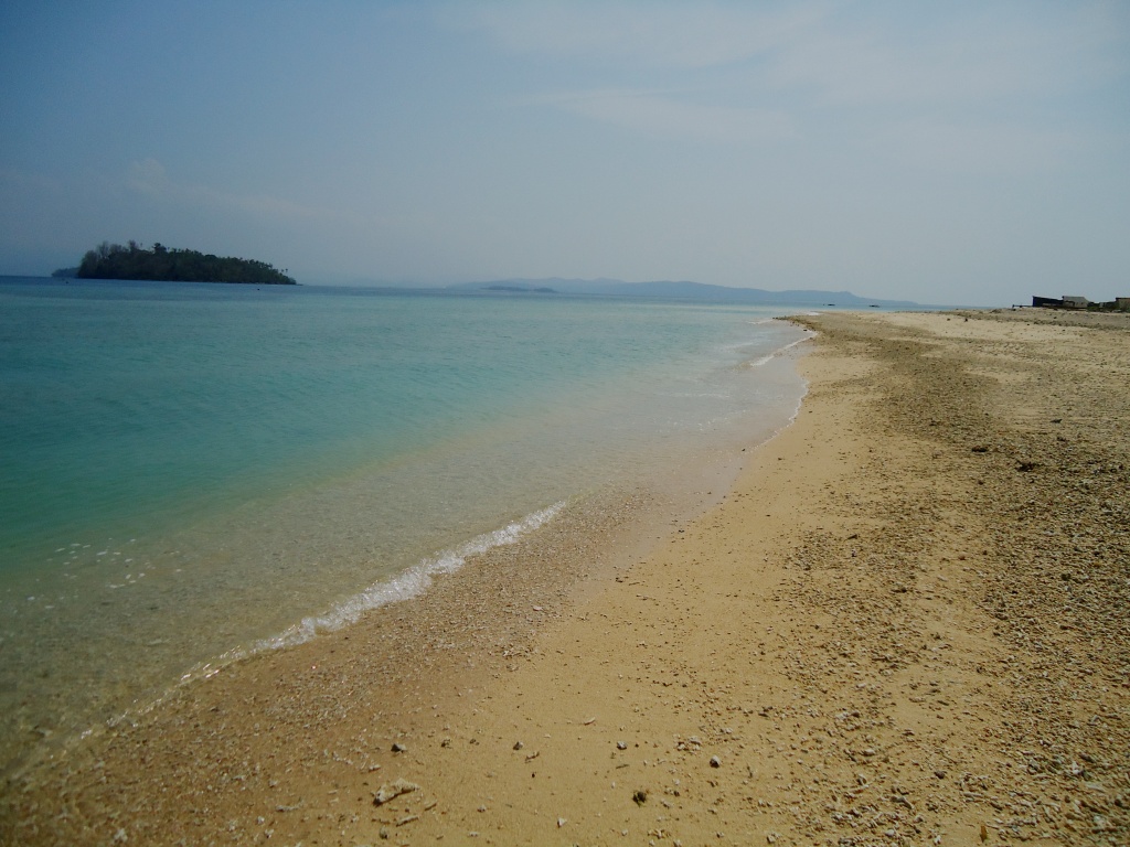 Keindahan pesisir pantai Desa Tambun, Pulau Talise, Likupang Barat, Minahasa Utara, Sulawesi Utara. Foto : Themmy Doaly