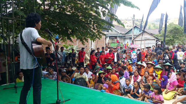 Solidaritas Fajar Merah mendukung perjuangan warga Rembang yang menolak pembangunan pabrik semen. Foto: Tommy Apriando