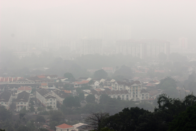 Kabut asap di Penang, Malaysia, 21 Oktober lalu kiriman dari Sumatera. Kini, asap di Sumatera mulai berkurang karena hujan mulai turun sejalan dengan pemadaman terus berlanjut. Dari satelit, sebaran asap tebal ada di sekitar Sumatera. Foto: Sapariah Saturi 