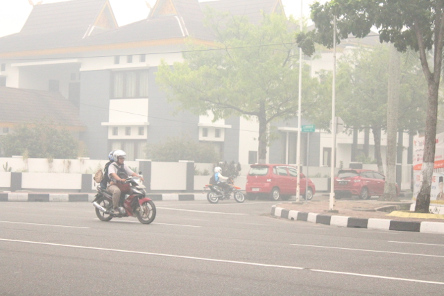 Kabut asap di Pekanbaru, Riau, beberapa hari lalu. Kini, hujan mulai mengguyur Pekanbaru, titik api dari laporan Rabu (28/10/15), sudah nol meskipun kabut asap masih ada. Foto: Nurul Fitria