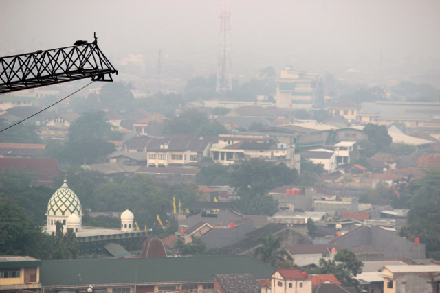 Kabut asap di Jakarta, Kamis pagi (10/29/15). Foto: Sapariah Saturi