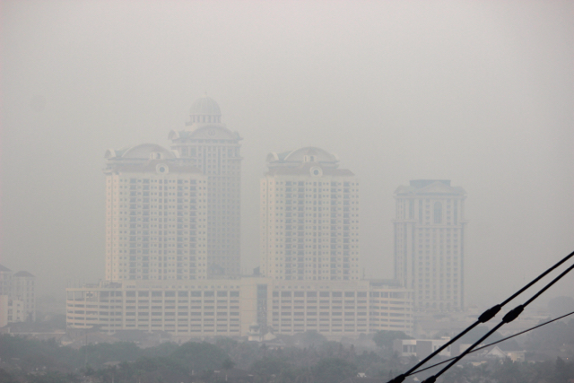 Kabut asap menyelimuti Jakarta, Kamis pagi (29/10/15). Belum jelas kabut asap cukup pekat ini, apakah dari Jawa. Namun, BNPB menyatakan, asap dari Kalimantan dan Sumatera sudah berkurang hingga tak sampai ke Jakarta dan sekitar. Foto: Sapariah Saturi