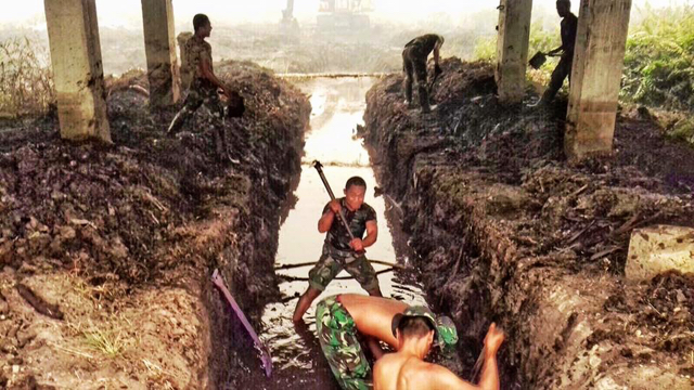 Pembuatan kanal bersekat dan sodetan-sodetan kanal di Kalteng. Foto dari akun Facebook Presiden Jokowi