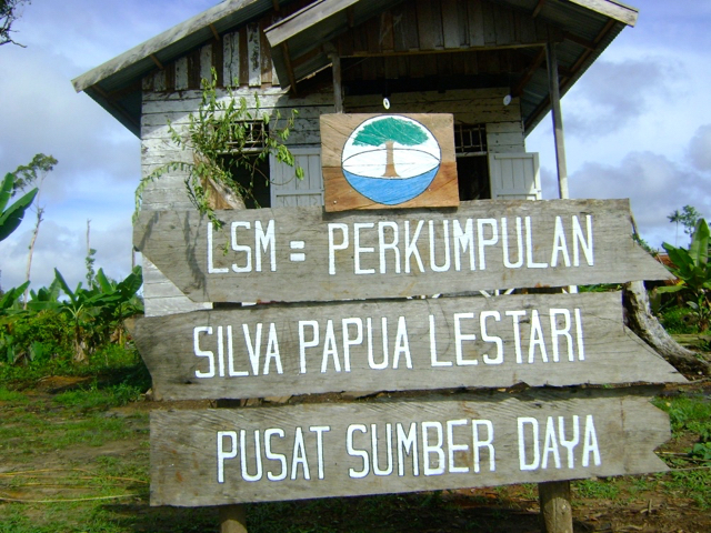 Perkumpulan Silva Papua Lestari, yang mendampingi warga adat beberapa kabupaten di Papua, untuk mendapatkan pengakuan hutan (wilayah) adat. Foto: Agapitus Batbual 
