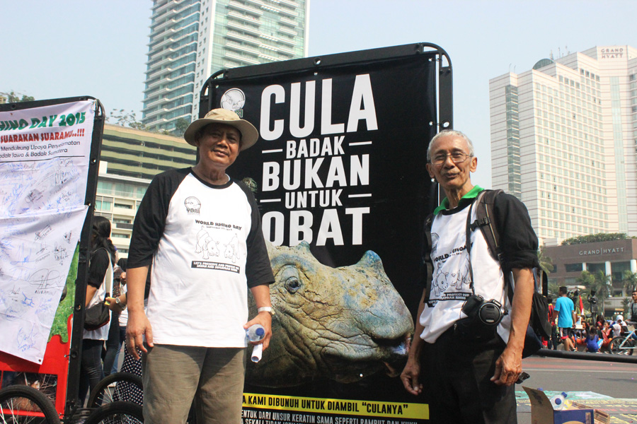 Mang Eeng (kanan) bersama Widodo S. Ramono, Direktur Eksekutif Yayasan Badak Indonesia, saat kampanye penyelamatan badak sumatera dan badak jawa pada peringatan Hari Badak Sedunia 2015. Foto: Rahmadi Rahmad