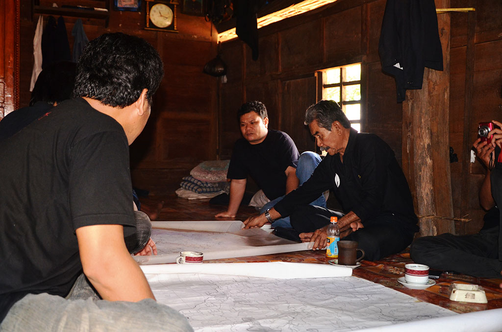 Proses pemetaan dilakukan secara partisipatif dengan melibatkan masyarakat adat Ammatoa Kajang sendiri. Batas-batas kawasan diketahui melalui pasang ri kajang, pesan leluhur yang diwariskan secara turun temurun. Foto : Wahyu Chandra