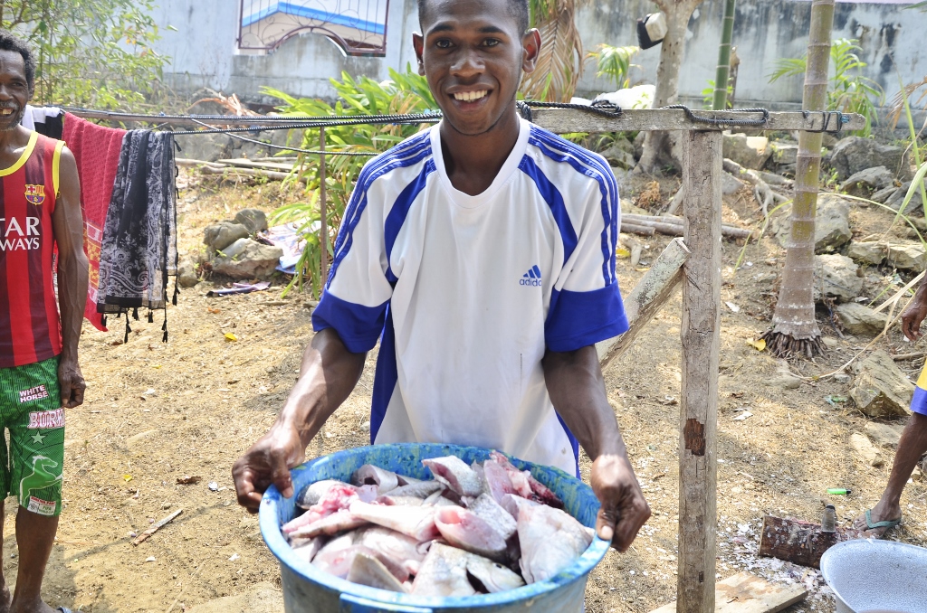 Perairan Limalas Kampung Limalas Timur, Distrik Misool Timur, Raja Ampat, Papua Barat dikenal memiliki beragam hasil laut, seperti ikan tenggiri dan baubara, yang oleh kelompok Embun Pagi kemudian diolah menjadi abon ikan. Diharapkan dengan tingginya tingkat kebutuhan akan hasil laut yang baik, masyarakat bisa turut menjaga perairan sekitarnya. Foto : Wahyu Chandra