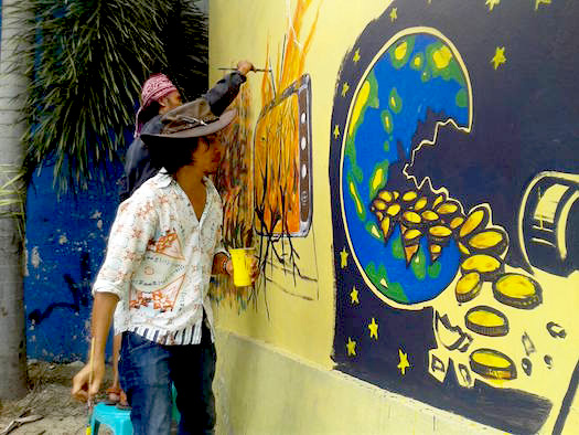 Robi saat melukis mural di taman kota Gorontalo. Foto: Rahman Dako