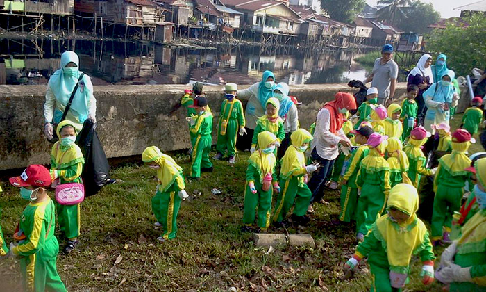 Lewat gerakan memungut sampah ini, Misman mengajak Warga Samarinda untuk tidak membuang sampah ke Sungai. Gerakan ini mulai didukung berbagai pihak, sebagaimana yang dilakukan generasi muda ini. Foto: Misman