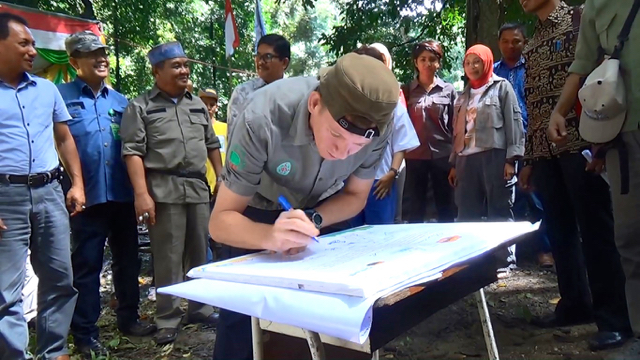 Ian Singleton, Direktur SOCP, salah satu yang menandatangani Deklarasi Ketambe di Aceh Tenggara dalam acara Jambore Konservasi Leuser 2015. Foto: Ayat S Karokaro