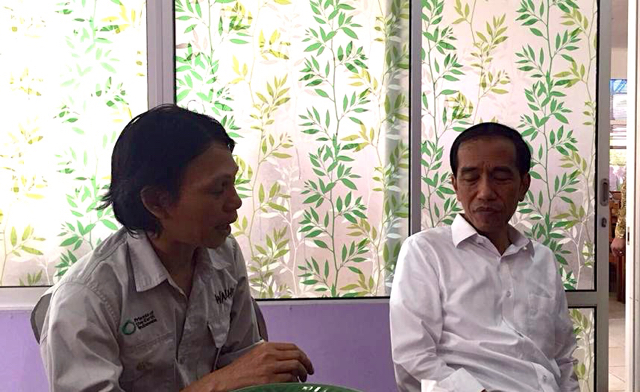 Presiden Joko Widodo, berbincang dengan Arie Rompas, Direktur Eksekutif Walhi Kalteng. Foto: Walhi