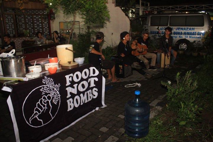 Suasana kegiatan Food Not Bomb di Manado, Sulawesi Utara pada Jumat malam (28/11/2015). Foto : Food Not Bombs Manado
