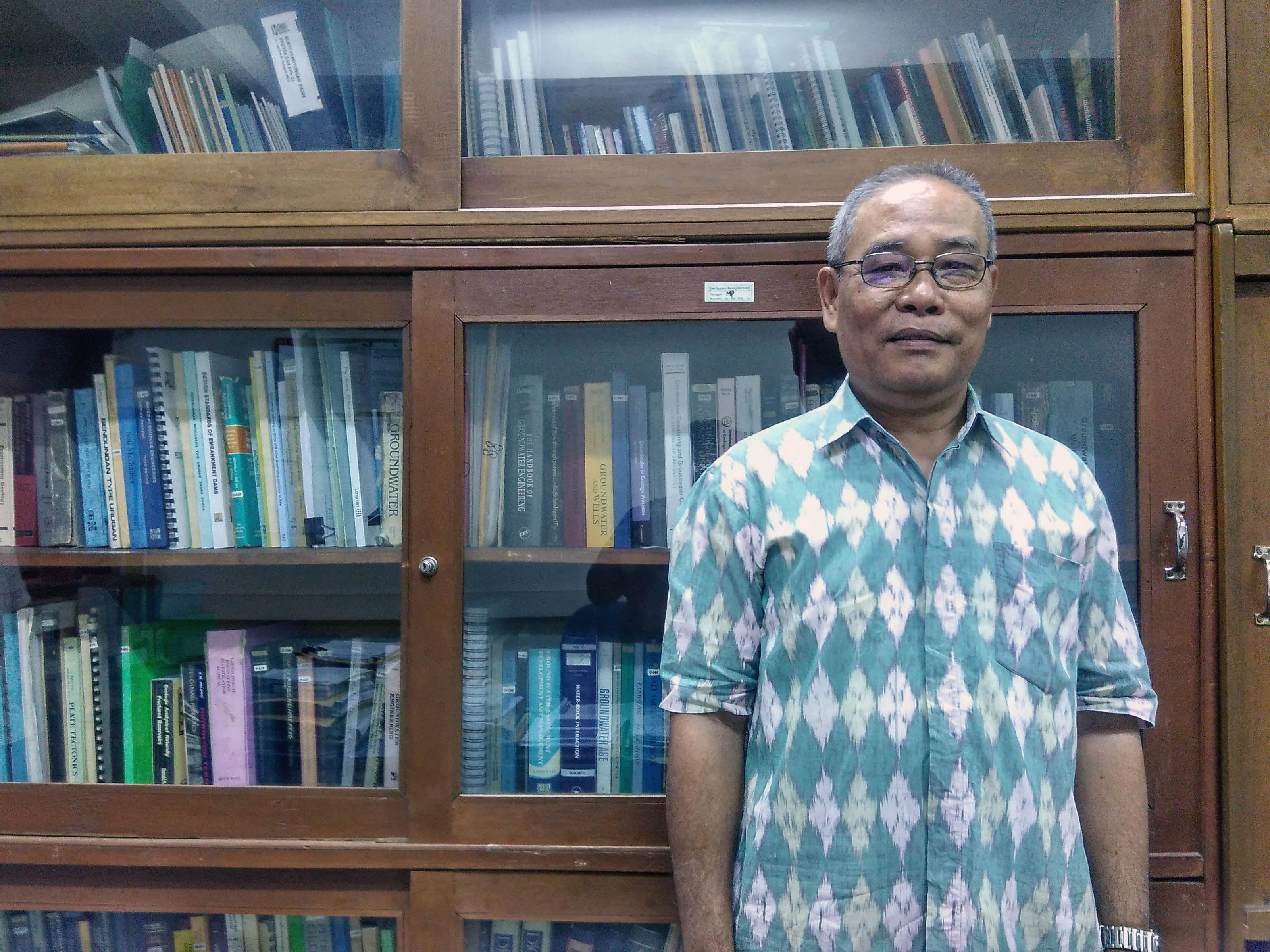 Profesor Lambok Hutasoit, ahli Hidrogeologi Institut Teknologi Bandung  (ITB) yang meneliti penurunan muka air tanah (MAT) di kota Bandung. Penurunan muka air tanah di kawasan kota Bandung sudah mencapai 75 meter. Foto : Dony Iqbal