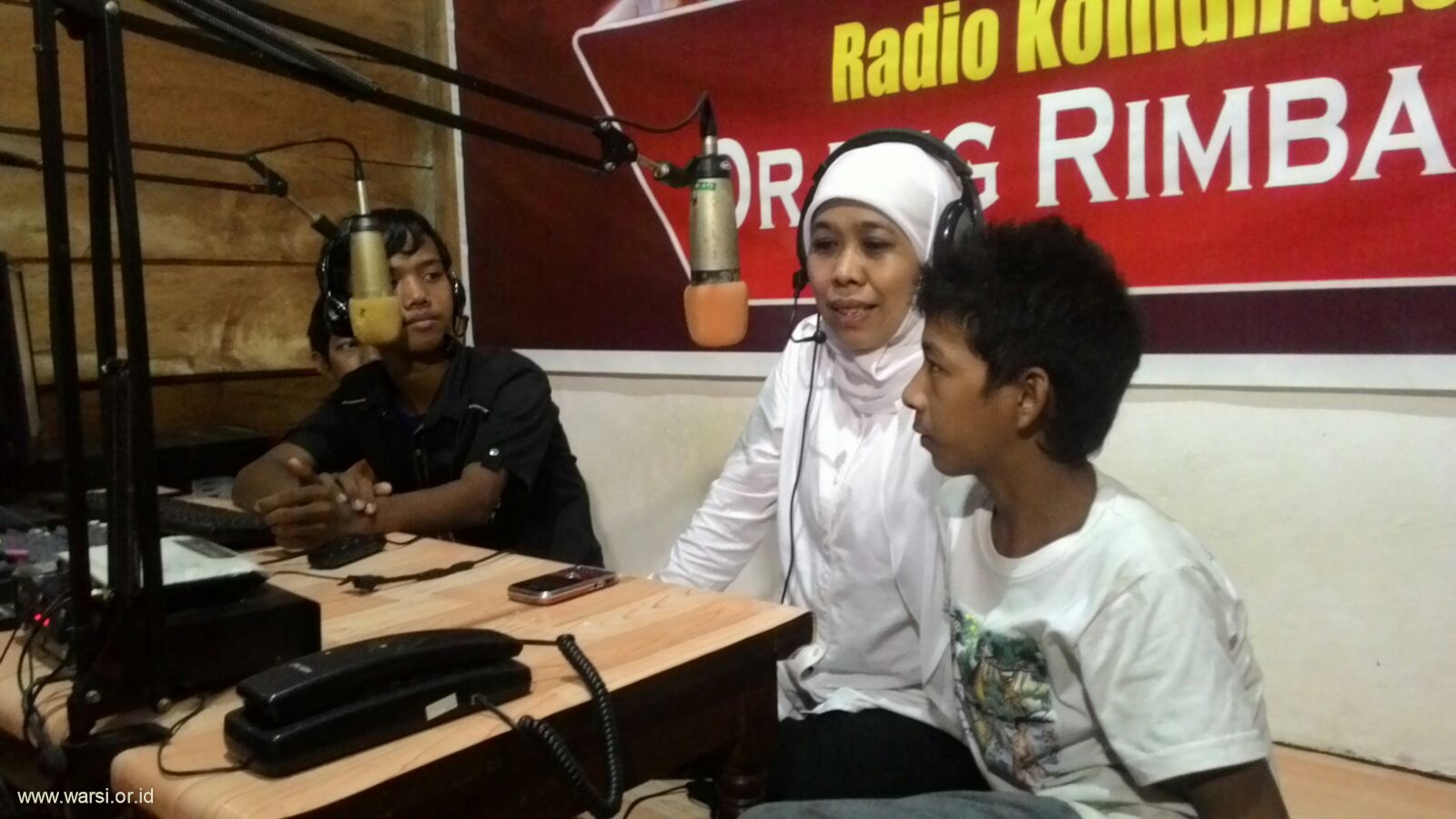 menteri Sosial Kofifah menjadi nara sumber di Benor FM radio Komunitas Orang Rimba Foto Ade Chandra Dok KKI WARSI
