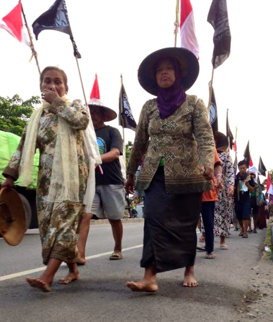 Warga Kendeng aksi jalan kaki dari Pati ke Semarang. Foto: Eggy Yunaedi.