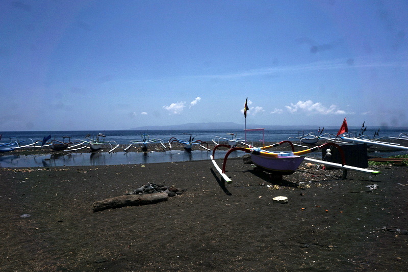 Suasana di pantai Desa Kusamba, Kabupaten Klungkung, Bali saat dilakukan Nyepi Segara. Perahu berjejer di pantai karena nelayan dilarang melaut untuk mengistirahatkan laut Foto : Luh De Suriyani