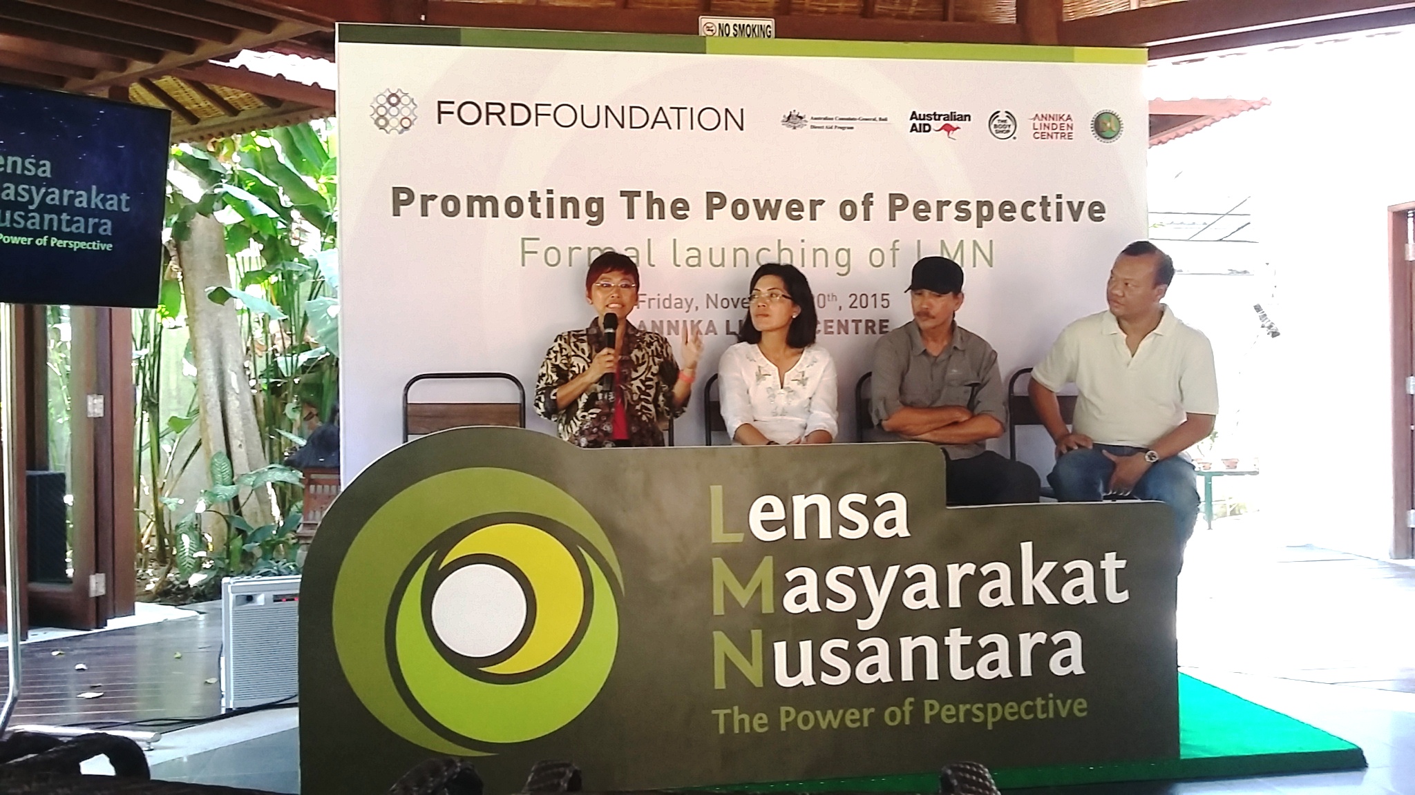 Suzy Hutomo (kiri), CEO The Body Shop di Indonesia menjelaskan dukungannya pada program Lensa Masyarakat Nusantara (LMN) dari Photovoices Internasional dalam pembukaan pameran Photovoices di Gedung Annika Linden di Denpasar, pada pertengahan November 2015. Foto : Luh De Suriyani 