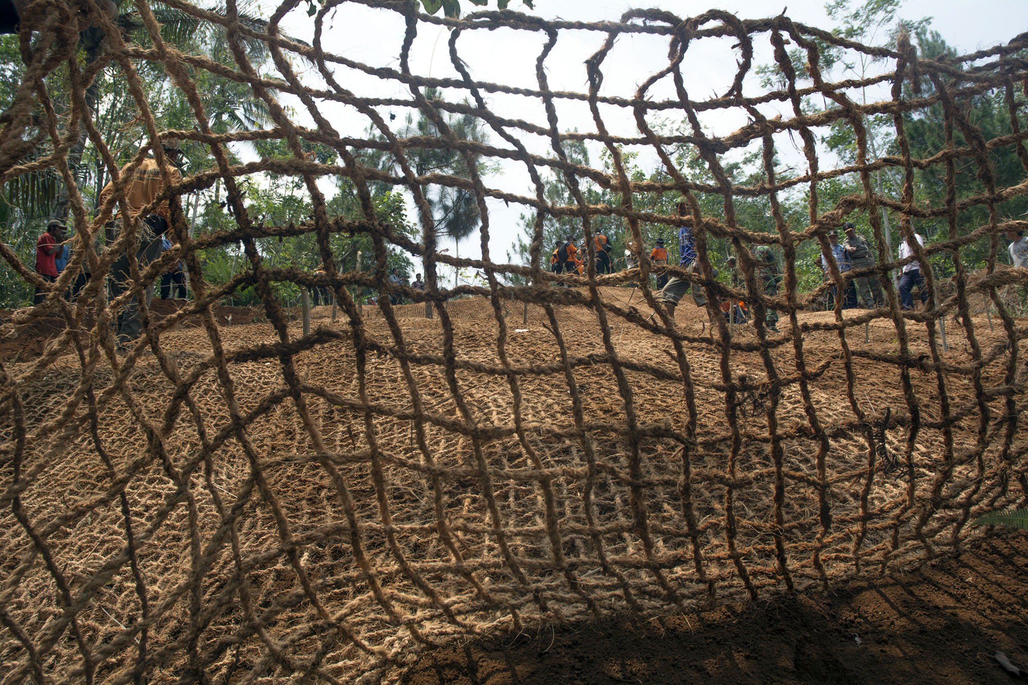 pemasangan jaring pengaman longsor yang berbahan sabut kelapa di Desa Pengadegan, Kecamatan Majenang, Selasa (17/11). Penahan longsor dari sabut kelapa tersebut lebih ramah lingkungan dan lebih efisien dananya. Foto : L Darmawan