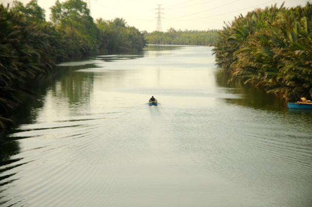 Sungai Talo di Jalan Perintis Kemerdekaan Makassar. Nampak, vegetasi di setiap sisi sungai adalah tumbuhan mangrove yang menandakan airnya payau. Foto: Eko Rusdianto