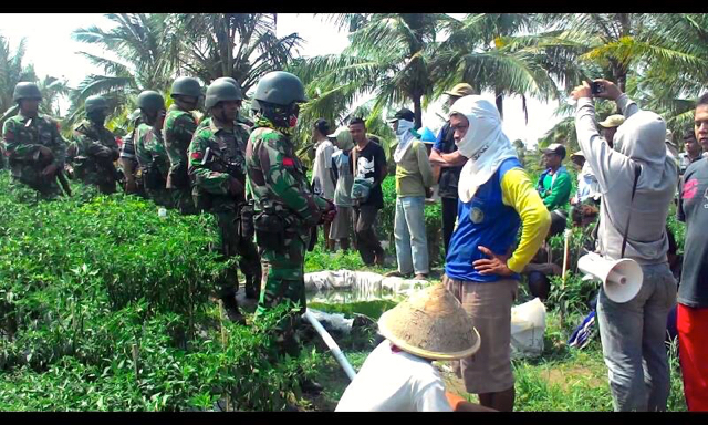 Aksi penolakan warga terhadap upaya pemagaran yang dilakukan TNI AD di Pesisir Selatan, Kabupaten Kebumen, Jawa Tengah. Foto: Facebook Sunu Chavez