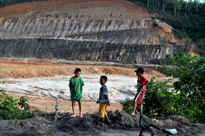 Lubang tambang yang teramat dekat permukiman warga membuat keselamatan nyawa anak-anak terancam. Foto: Jatam Kaltim