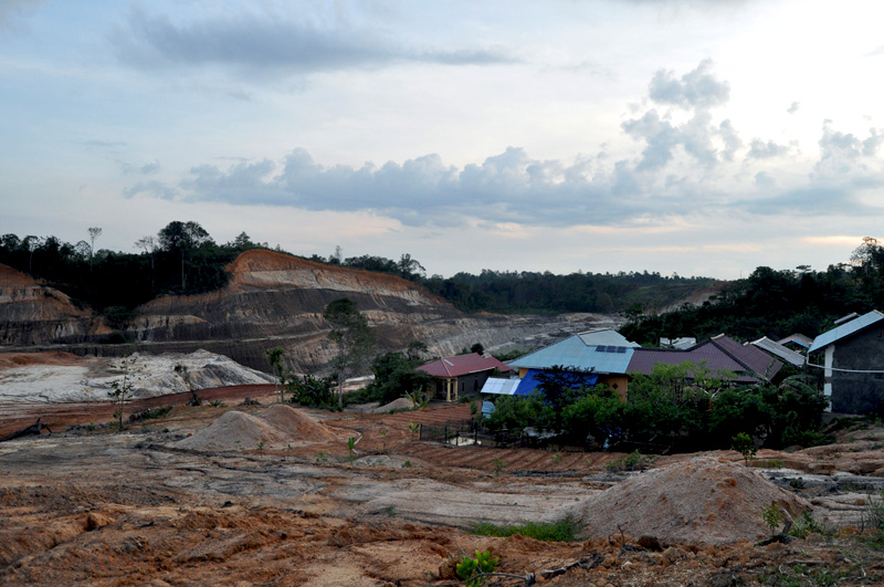 Tambang batubara yang berada dekat permukiman warga dibiarkan menganga tanpa ada tindakan untuk menutupnya. Foto: Jatam Kaltim