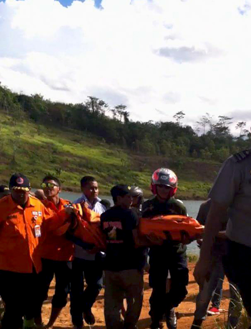 Jasad korban ditemukan setelah dilakukan pencarian selama 2 jam. Muliadi merupakan korban ke-5 di lubang bekas tambang di Kutai Kartanegara, Kalimantan Timur. Foto: Sugeng Raharjo/GKM