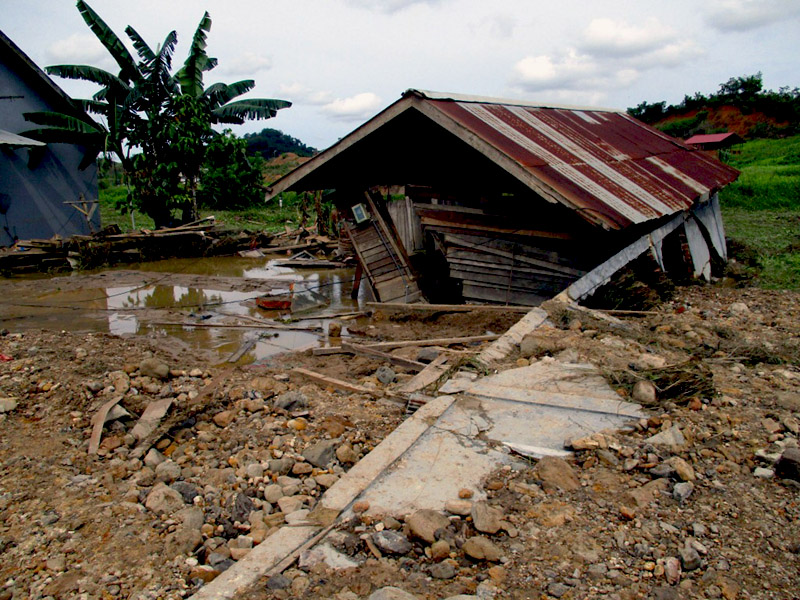 Tanggul yang jebol milik PT. TES ini membuat rumah penduduk hancur. Foto: Jatam Kaltim