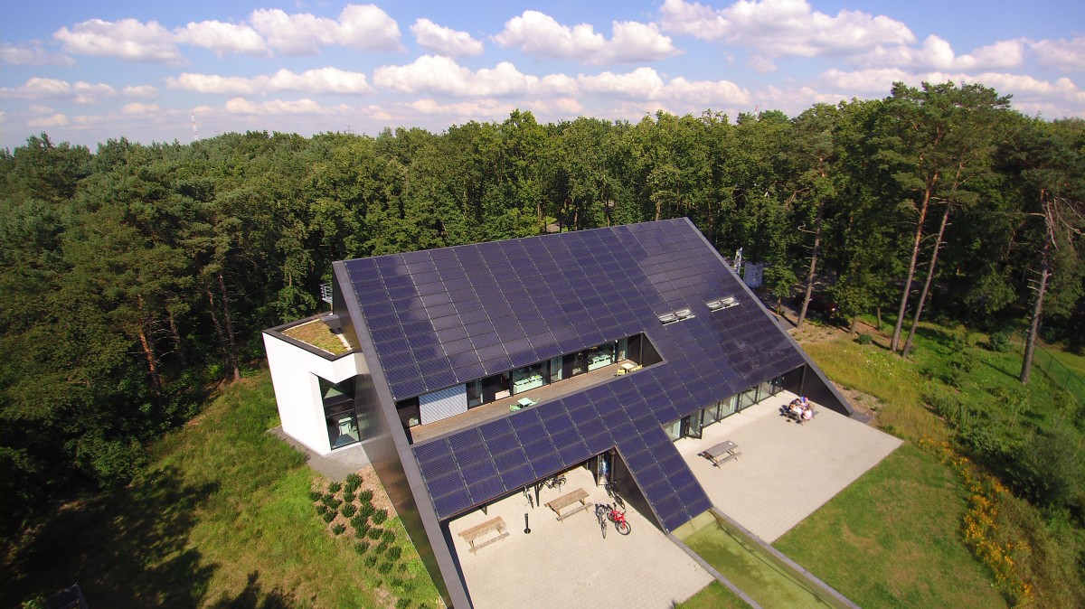 Pemenang V : Kantor Hemat Energi , Genk, Belgia, karya Drone-Partner
