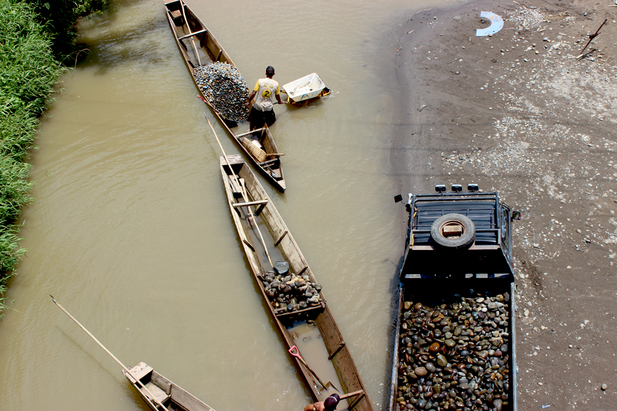 Sejumlah sungai di Sumatera Selatan mulai mengalami kerusakan akibat ramainya kegiatan penambangan pasir dan batu. Foto: Rahmadi Rahmad
