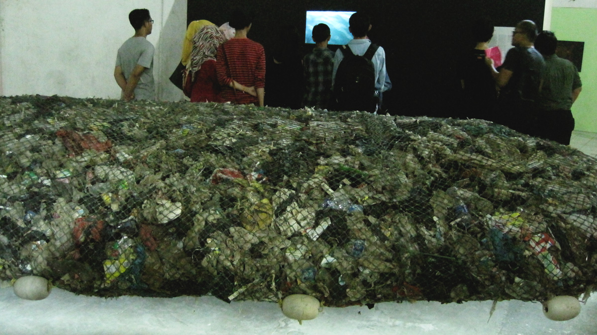 Sampah yang dikumpulkan selama tiga pekan di salah satu muara sungai dekat Muara Angke, Jakarta. Foto: Asti Dian 