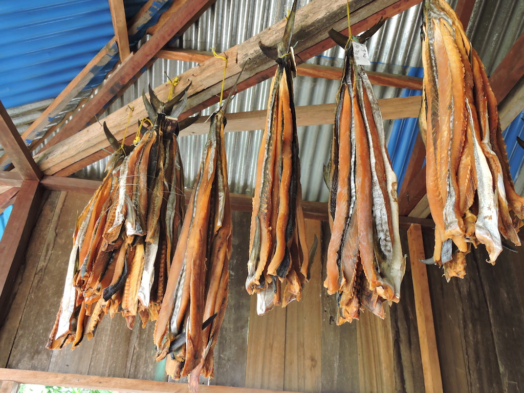 Ikan asin tenggiri yang menjadi ciri khas masyarakat di Pulau Liki. Foto: Christopel Paino