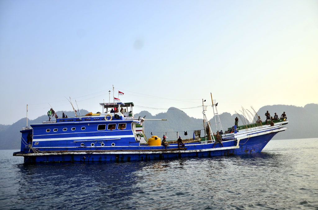 Nelayan luar wilayah bisa leluasa memasuki perairan Wakatobi karena memiliki izin dari provinsi. Oleh nelayan setempat disebut kapal pelingkar karena penggunaan jaring yang ditebar secara melingkar dan teknologi yang lebih baik dari nelayan lokal. Foto : Wahyu Chandra 