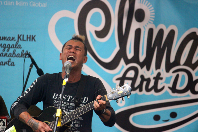 Band Marginal, yang membawakan lagu-lagu kritikan sosial dan lingkungan yang terjadi di Indonesia. Foto: Sapariah Saturi