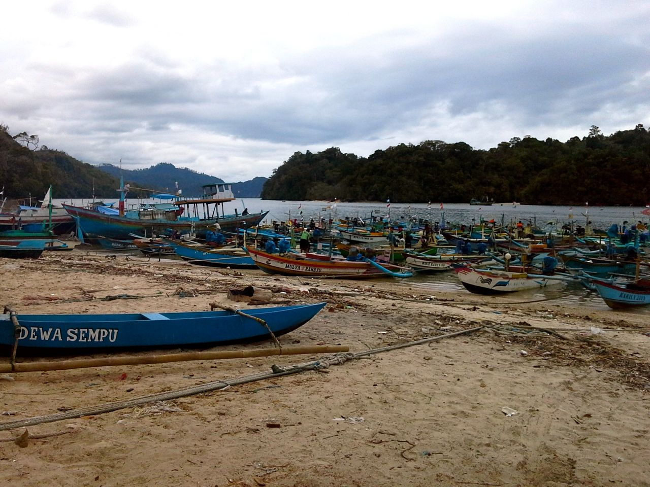 Deretan perahu tradisional yang ada di Sendang Biru. Sendang Biru adalah salah satu sentra nelayan penting di Jawa Timur. Foto: Petrus Riski