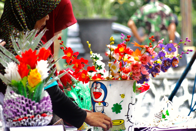 Memanfaatkan plastik. Sampah botol plastik minuman bekas bisa diubah menjadi hiasan bunga dalam Festival Hijau di Temanggung. Foto: Nuswantoro