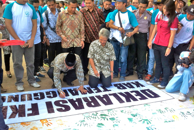 Deklarasi FKH-Bupati Temanggung Bambang Sukarno didampingi Wakil Bupati Irawan Prasetyadi membubuhkan tanda tangan di spanduk dalam rangkaian acara deklarasi kota hijau di Temanggung. Foto: Nuswantoro