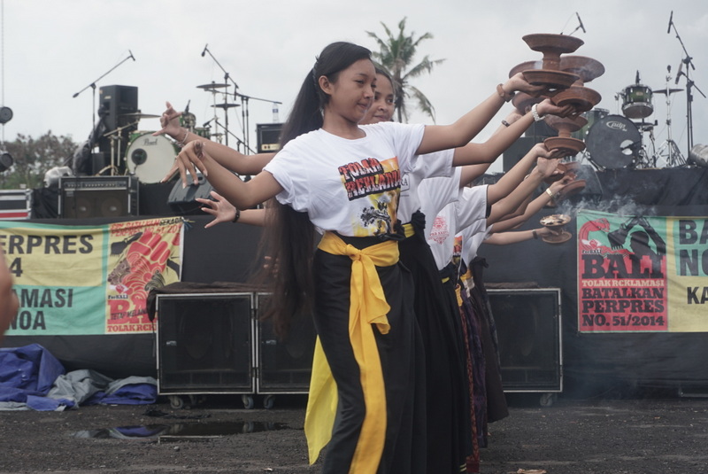 Sekelompok remaja menari Rejang di acara Nawasanga Art Event pada akhir pekan pertengahan Desember 2015, di Pantai Padanggalak, Kesiman, Denpasar. Foto : Luh De Suriyani