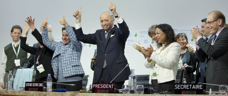 Presiden COP 21 Paris, Laurent Fabius (tengah) dan Sekretaris Eksekutif UNFCCC, Christiana Figueres (tiga dari kiri) meluapkan kegembiraannya setelah Paris Agreement disepakati sebagai keputusan Konferensi Perubahan Iklim ke-21 pada sidang paripurna COP 21 di Paris, Perancis pada Sabtu malam (12/12/2015) waktu setempat. Foto : UNFCCC
