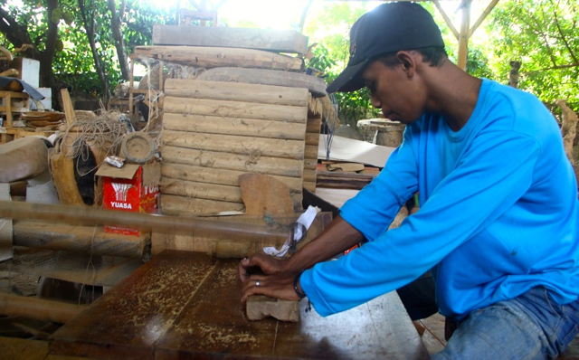 Aktivitas warga di Yogyakarta dalam meningkatkan ekonomi dengan mengolah kayu menjadi kerajinan. Foto: Tommy Apriando