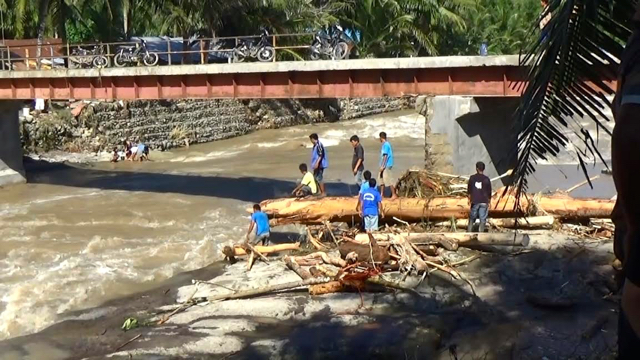 Kayu-kayu yang terbawa banjir bandang dan menghantam desa-desa di Serdang Bedagai dan Deli Serdang. Foto: Ayat S Karokaro
