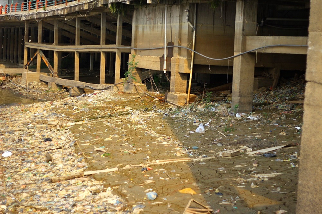 Limbah sampah di Sungai Batanghari. Foto: Tommy Apriando