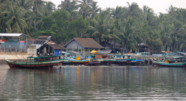 Perkampungan nelayan di Belinyu. Nelayan makin terdesak dengan tambang timah laut yang terus beroperasi. Ekosistem laut rusak, merekapun sulit mendapatkan ikan. Foto: Sapariah Saturi