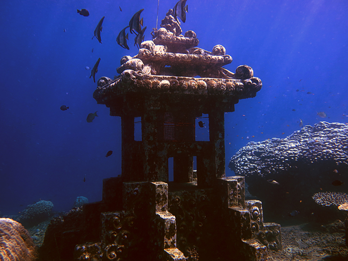 Pura batu di bawah perairan Desa Jemeluk, Amed, Karang asem, Bali. Foto : Wisuda