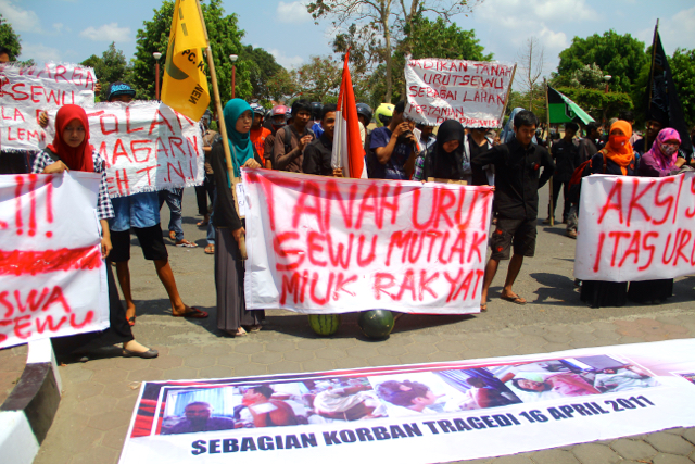 Aksi mahasiswa dan warga menuntut agar tanah di Urutsewu untuk rakyat bukan untuk militer. Foto: Tommy Apriando