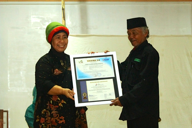 Penyerahan sertifikat PHBML dan SVLK dari Lembaga Ekolabel Indonesia (LEI) kepada pengurus UMHR Wonolestari. Foto: Tommy Apriando