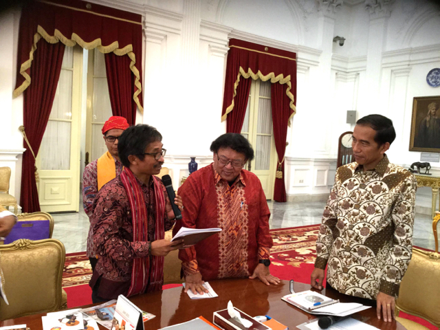Momen AMAN bertemu Presiden Joko Widodo Juni tahun lalu. Kala ini, Presiden kembali menegaskan soal pentingnya Satgas Masyarakat Adat, dan pengesahan RUU PPMHA. Foto: Yayasan Perspektif Baru
