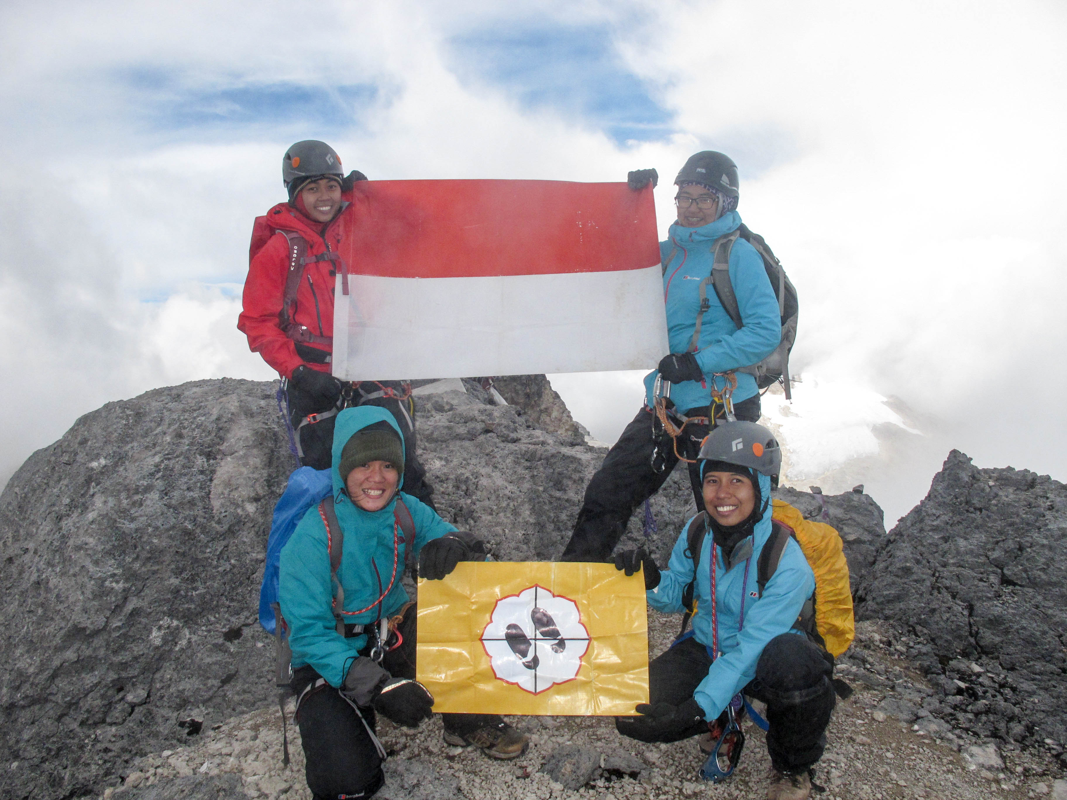 Tiga mahasiswi anggota tim The Women of Indonesia’s Seven Summits Expedition Mahitala Unpar (Wissemu) saat di puncak Cartenz Pyramid, Pegunungan Jayawijaya (Indonesia) berketinggian 4.884 meter di atas permukaan laut. Foto : Tim Wissemu Unpar 